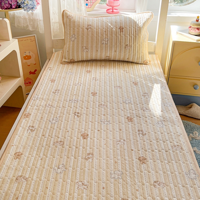 91家纺网 家纺一手货源 找家纺 卡普家居 2026新款A类锦氨凉感印花夏被床盖床单款三件套 奶黄泰迪