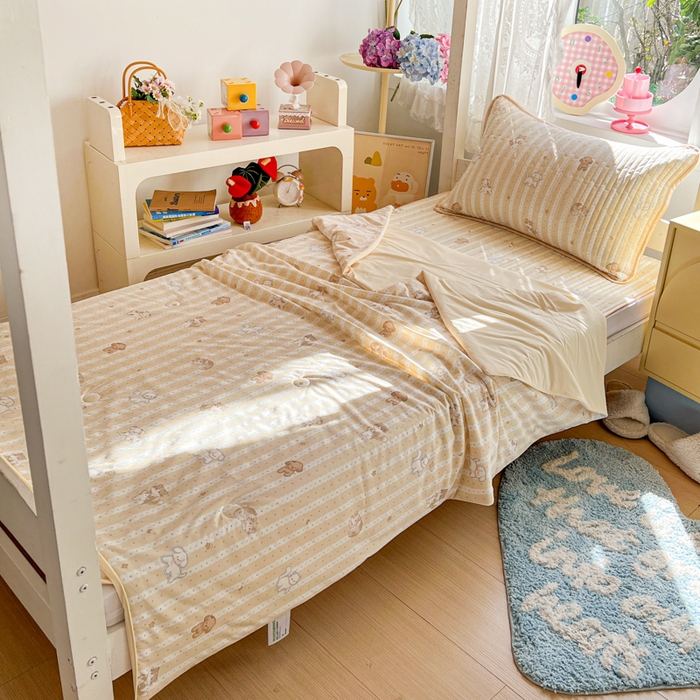 91家纺网 家纺一手货源 找家纺 卡普家居 2026新款A类锦氨凉感印花夏被床盖床单款三件套 奶黄泰迪