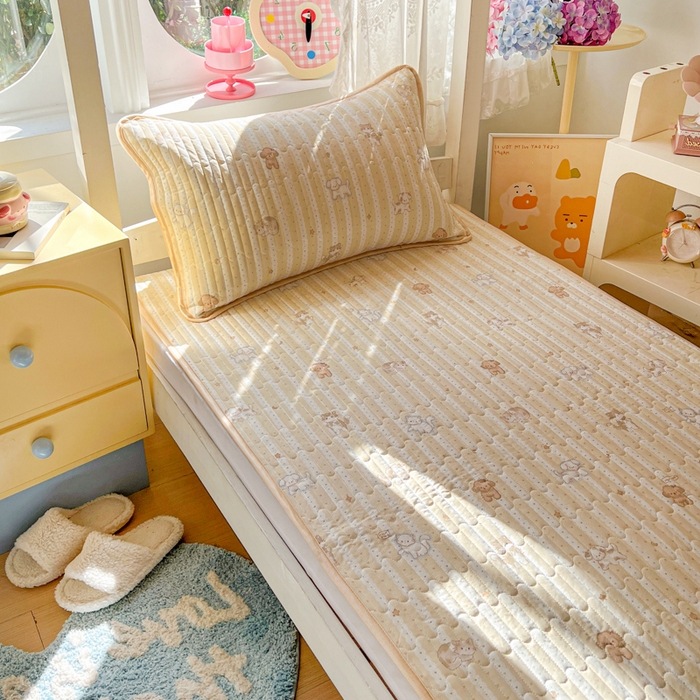 91家纺网 家纺一手货源 找家纺 卡普家居 2026新款A类锦氨凉感印花夏被床盖床单款三件套 奶黄泰迪