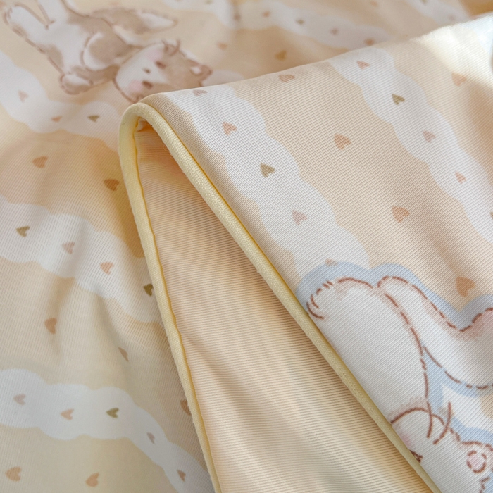 91家纺网 家纺一手货源 找家纺 卡普家居 2026新款A类锦氨凉感印花夏被床盖床单款三件套 奶黄泰迪