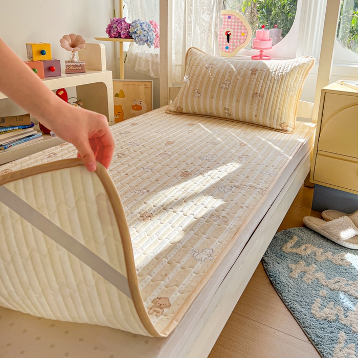 91家纺网 家纺一手货源 找家纺 卡普家居 2026新款A类锦氨凉感印花夏被床盖床单款三件套 奶黄泰迪