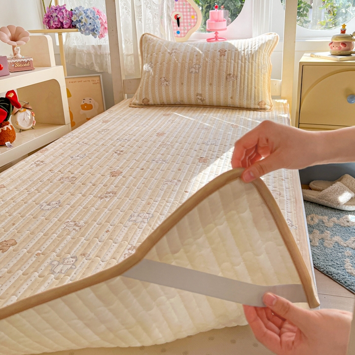 91家纺网 家纺一手货源 找家纺 卡普家居 2026新款A类锦氨凉感印花夏被床盖床单款三件套 奶黄泰迪