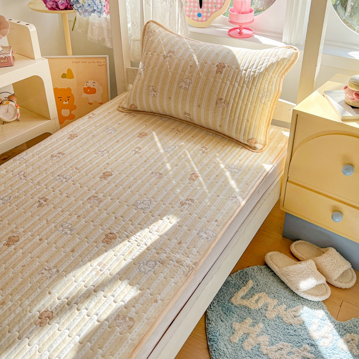 91家纺网 家纺一手货源 找家纺 卡普家居 2026新款A类锦氨凉感印花夏被床盖床单款三件套 奶黄泰迪