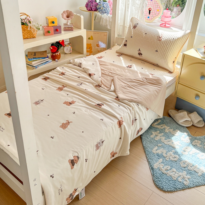 91家纺网 家纺一手货源 找家纺 卡普家居 2026新款A类锦氨凉感印花夏被床盖床单款三件套 奶咖萌宠