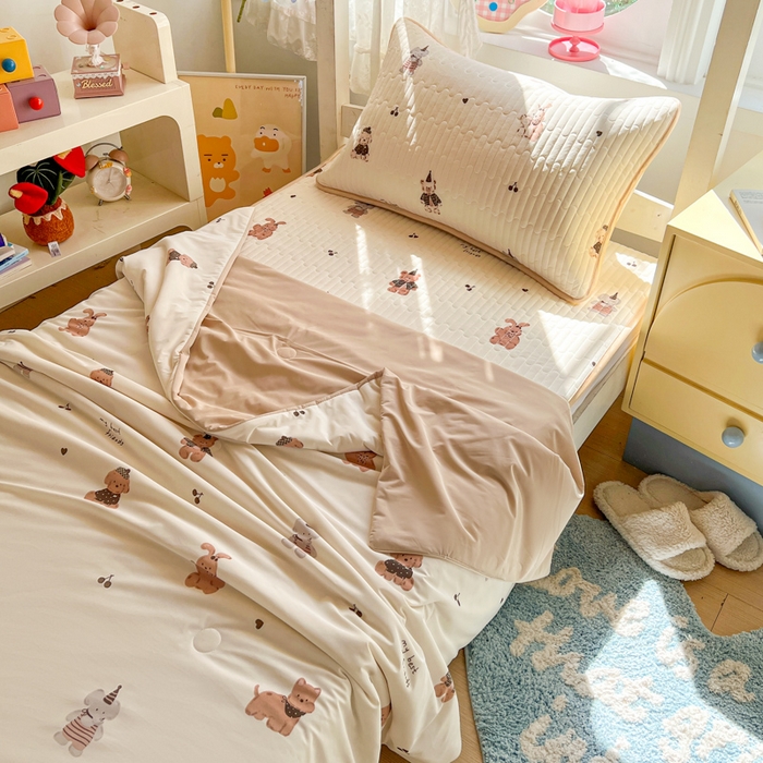 91家纺网 家纺一手货源 找家纺 卡普家居 2026新款A类锦氨凉感印花夏被床盖床单款三件套 奶咖萌宠