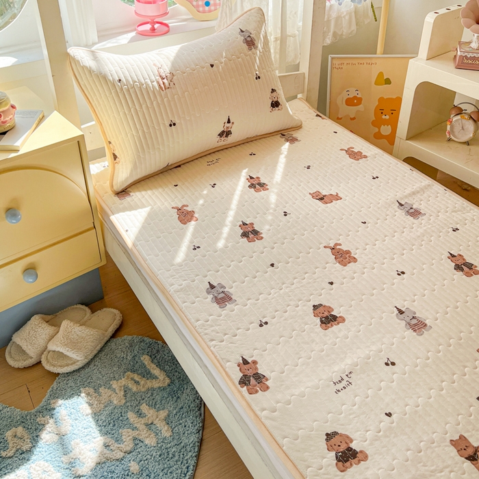 91家纺网 家纺一手货源 找家纺 卡普家居 2026新款A类锦氨凉感印花夏被床盖床单款三件套 奶咖萌宠