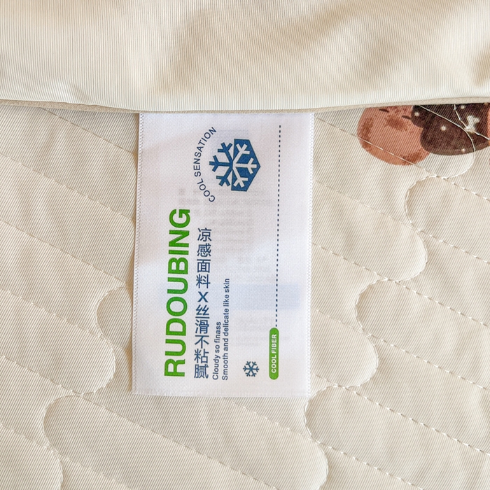 91家纺网 家纺一手货源 找家纺 卡普家居 2026新款A类锦氨凉感印花夏被床盖床单款三件套 奶咖萌宠