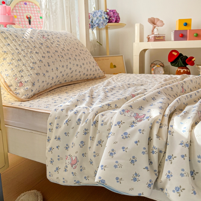 91家纺网 家纺一手货源 找家纺 卡普家居 2026新款A类锦氨凉感印花夏被床盖床单款三件套 奶油兰花束