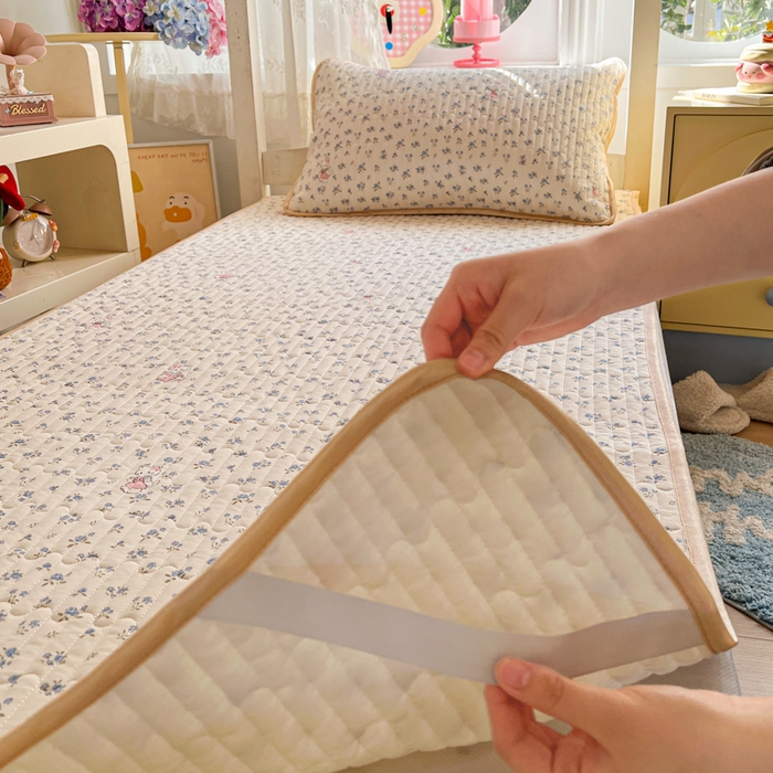 91家纺网 家纺一手货源 找家纺 卡普家居 2026新款A类锦氨凉感印花夏被床盖床单款三件套 奶油兰花束