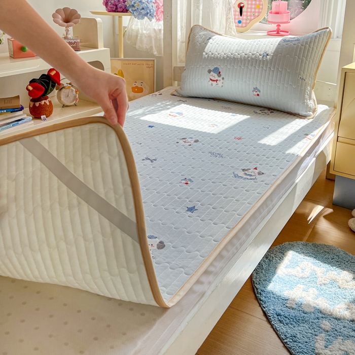 91家纺网 家纺一手货源 找家纺 卡普家居 2026新款A类锦氨凉感印花夏被床盖床单款三件套 帕恰狗