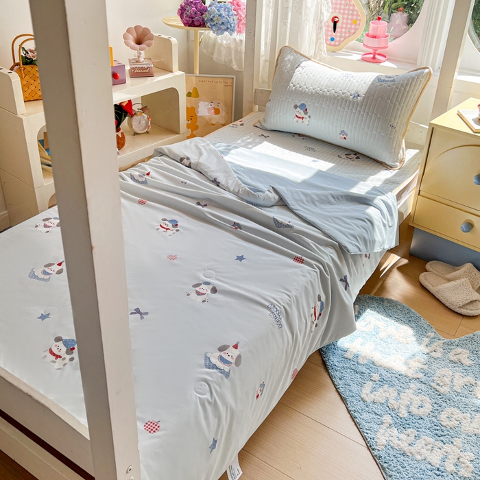 91家纺网 家纺一手货源 找家纺 卡普家居 2026新款A类锦氨凉感印花夏被床盖床单款三件套 帕恰狗