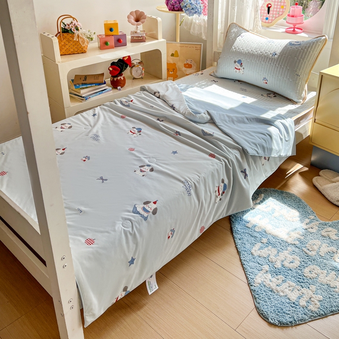 91家纺网 家纺一手货源 找家纺 卡普家居 2026新款A类锦氨凉感印花夏被床盖床单款三件套 帕恰狗