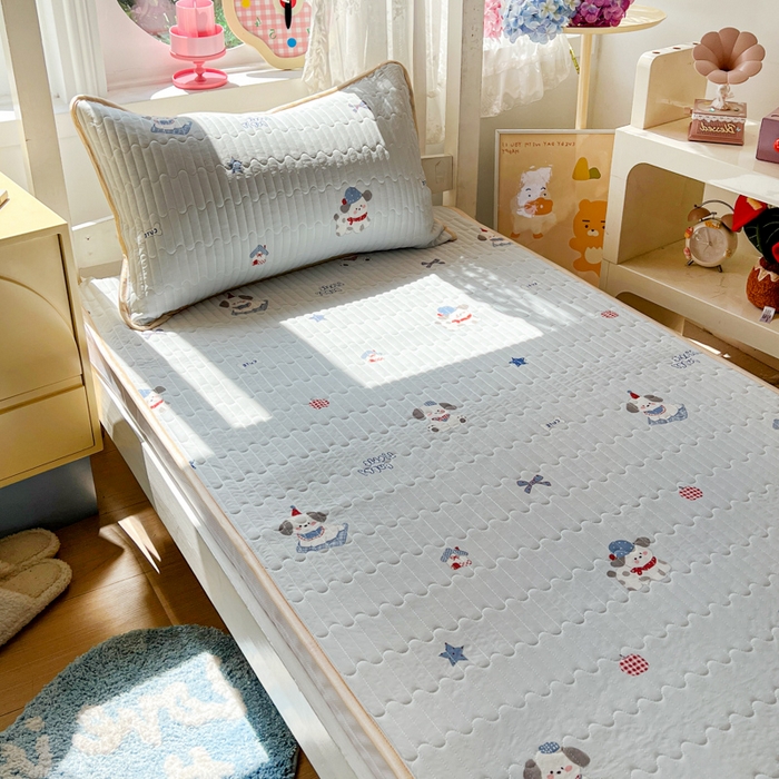 91家纺网 家纺一手货源 找家纺 卡普家居 2026新款A类锦氨凉感印花夏被床盖床单款三件套 帕恰狗