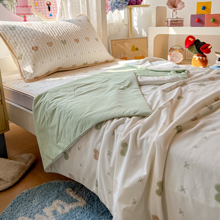 91家纺网 家纺一手货源 找家纺 卡普家居 2026新款A类锦氨凉感印花夏被床盖床单款三件套 青提奶冻