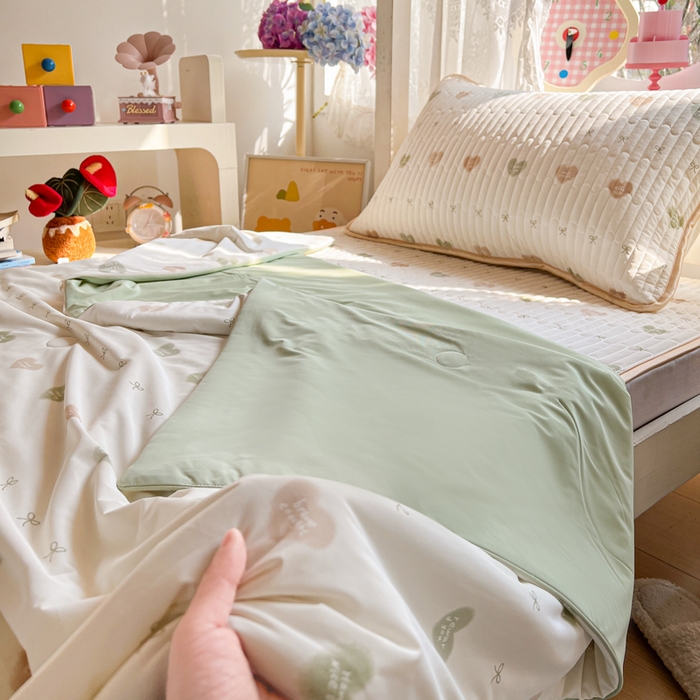 91家纺网 家纺一手货源 找家纺 卡普家居 2026新款A类锦氨凉感印花夏被床盖床单款三件套 青提奶冻