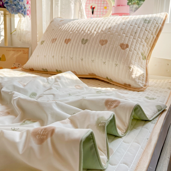 91家纺网 家纺一手货源 找家纺 卡普家居 2026新款A类锦氨凉感印花夏被床盖床单款三件套 青提奶冻