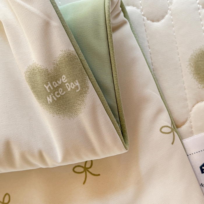 91家纺网 家纺一手货源 找家纺 卡普家居 2026新款A类锦氨凉感印花夏被床盖床单款三件套 青提奶冻