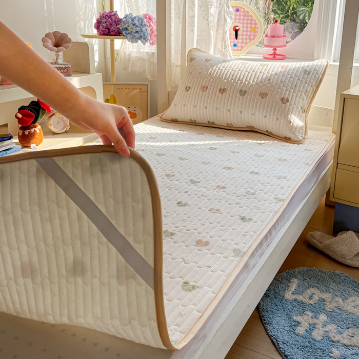 91家纺网 家纺一手货源 找家纺 卡普家居 2026新款A类锦氨凉感印花夏被床盖床单款三件套 青提奶冻