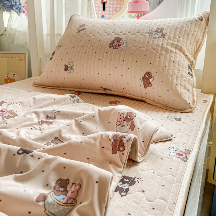 91家纺网 家纺一手货源 找家纺 卡普家居 2026新款A类锦氨凉感印花夏被床盖床单款三件套 软糖小熊