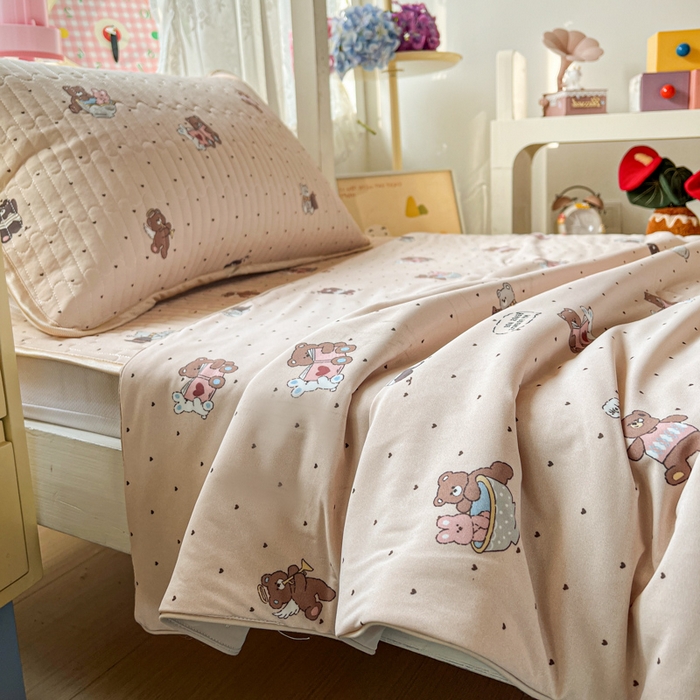 91家纺网 家纺一手货源 找家纺 卡普家居 2026新款A类锦氨凉感印花夏被床盖床单款三件套 软糖小熊