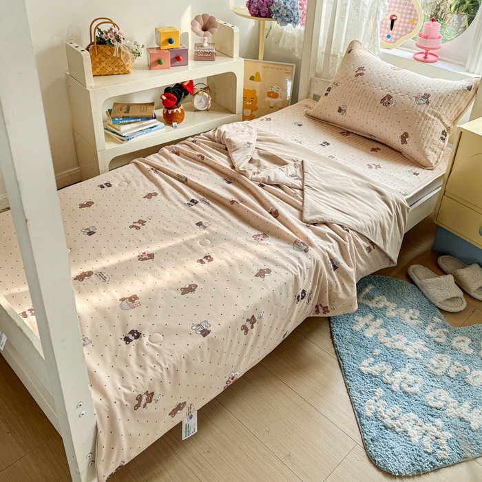 91家纺网 家纺一手货源 找家纺 卡普家居 2026新款A类锦氨凉感印花夏被床盖床单款三件套 软糖小熊