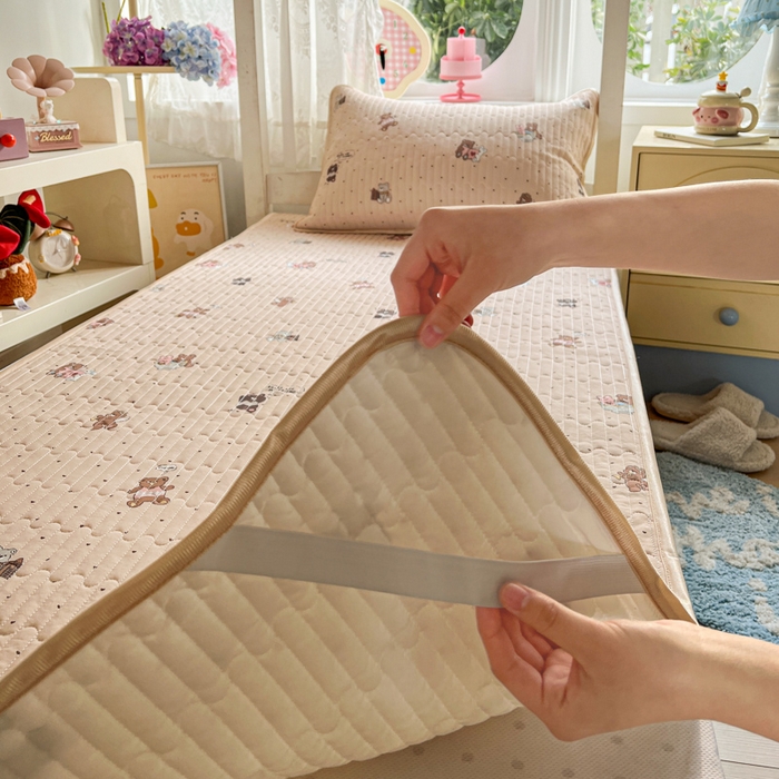 91家纺网 家纺一手货源 找家纺 卡普家居 2026新款A类锦氨凉感印花夏被床盖床单款三件套 软糖小熊