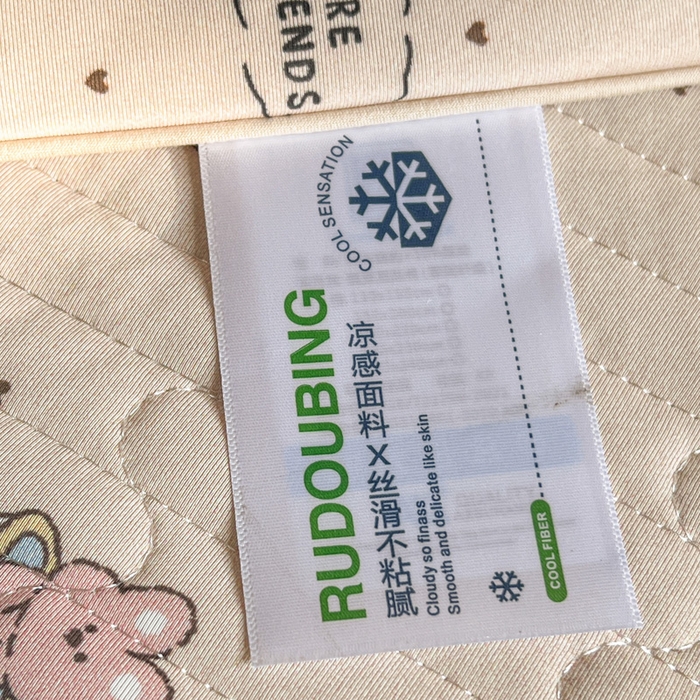 91家纺网 家纺一手货源 找家纺 卡普家居 2026新款A类锦氨凉感印花夏被床盖床单款三件套 软糖小熊