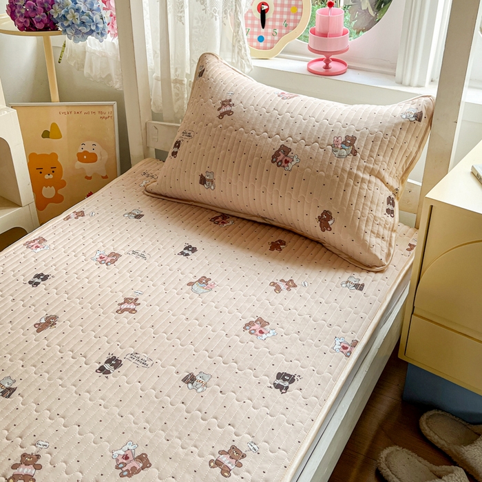 91家纺网 家纺一手货源 找家纺 卡普家居 2026新款A类锦氨凉感印花夏被床盖床单款三件套 软糖小熊