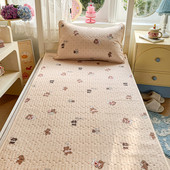 91家纺网 家纺一手货源 找家纺 卡普家居 2026新款A类锦氨凉感印花夏被床盖床单款三件套 软糖小熊