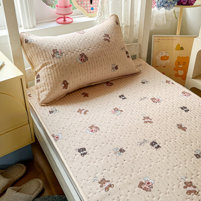 91家纺网 家纺一手货源 找家纺 卡普家居 2026新款A类锦氨凉感印花夏被床盖床单款三件套 软糖小熊