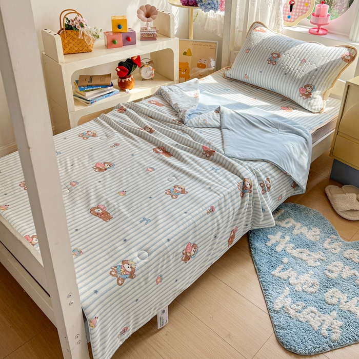 91家纺网 家纺一手货源 找家纺 卡普家居 2026新款A类锦氨凉感印花夏被床盖床单款三件套 条纹熊