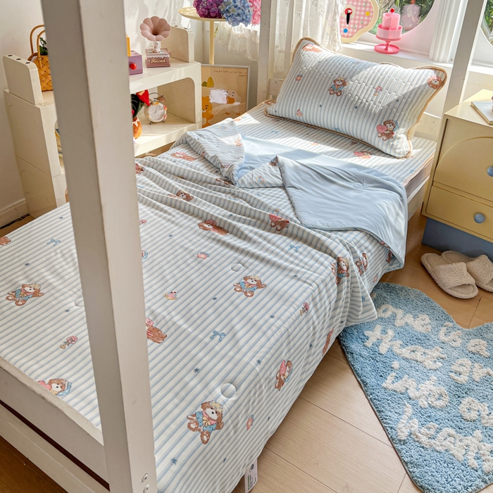 91家纺网 家纺一手货源 找家纺 卡普家居 2026新款A类锦氨凉感印花夏被床盖床单款三件套 条纹熊