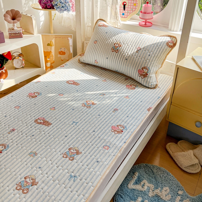 91家纺网 家纺一手货源 找家纺 卡普家居 2026新款A类锦氨凉感印花夏被床盖床单款三件套 条纹熊