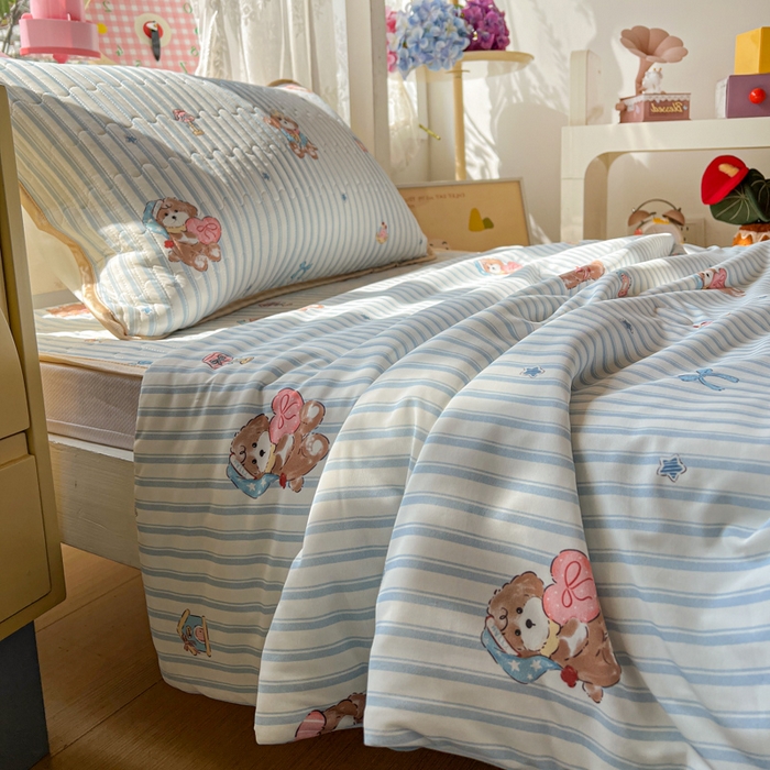 91家纺网 家纺一手货源 找家纺 卡普家居 2026新款A类锦氨凉感印花夏被床盖床单款三件套 条纹熊