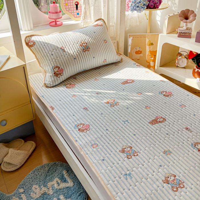 91家纺网 家纺一手货源 找家纺 卡普家居 2026新款A类锦氨凉感印花夏被床盖床单款三件套 条纹熊