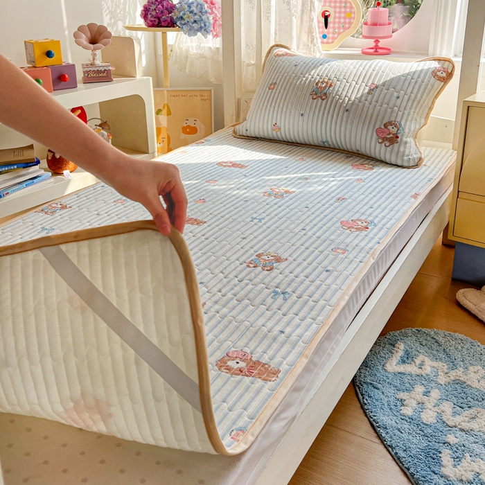 91家纺网 家纺一手货源 找家纺 卡普家居 2026新款A类锦氨凉感印花夏被床盖床单款三件套 条纹熊