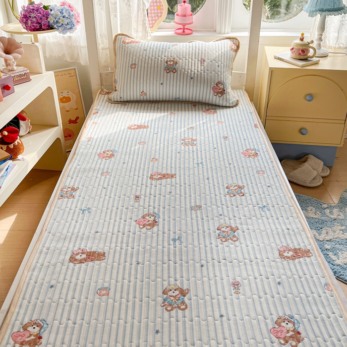 91家纺网 家纺一手货源 找家纺 卡普家居 2026新款A类锦氨凉感印花夏被床盖床单款三件套 条纹熊