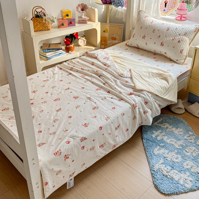 91家纺网 家纺一手货源 找家纺 卡普家居 2026新款A类锦氨凉感印花夏被床盖床单款三件套 星星人