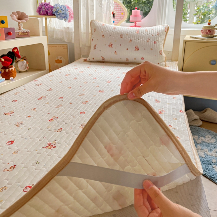 91家纺网 家纺一手货源 找家纺 卡普家居 2026新款A类锦氨凉感印花夏被床盖床单款三件套 星星人