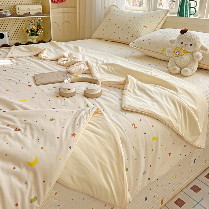 91家纺网 家纺一手货源 找家纺 卡普家居 2026新款A类锦氨凉感印花夏被 幻彩星月