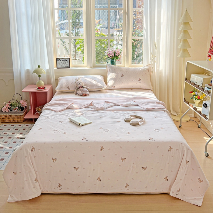 91家纺网 家纺一手货源 找家纺 卡普家居 2026新款A类锦氨凉感印花夏被 奶粉修勾