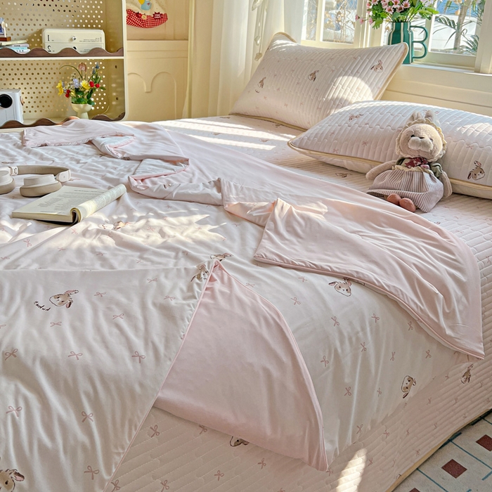 91家纺网 家纺一手货源 找家纺 卡普家居 2026新款A类锦氨凉感印花夏被 奶粉修勾