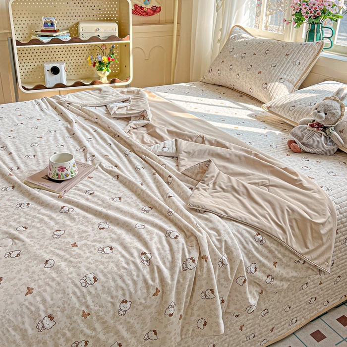 91家纺网 家纺一手货源 找家纺 卡普家居 2026新款A类锦氨凉感印花夏被 奶盖Kitty