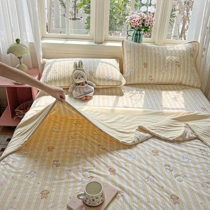 91家纺网 家纺一手货源 找家纺 卡普家居 2026新款A类锦氨凉感印花夏被 奶黄泰迪