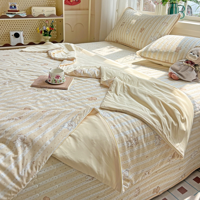 91家纺网 家纺一手货源 找家纺 卡普家居 2026新款A类锦氨凉感印花夏被 奶黄泰迪