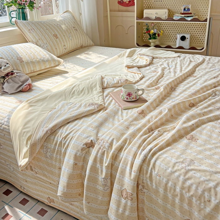 91家纺网 家纺一手货源 找家纺 卡普家居 2026新款A类锦氨凉感印花夏被 奶黄泰迪