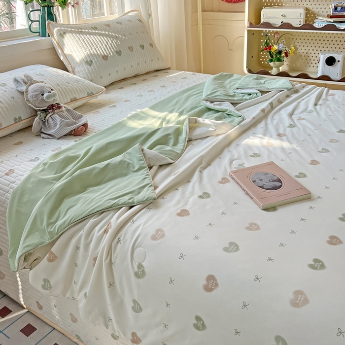 91家纺网 家纺一手货源 找家纺 卡普家居 2026新款A类锦氨凉感印花夏被 青提奶冻