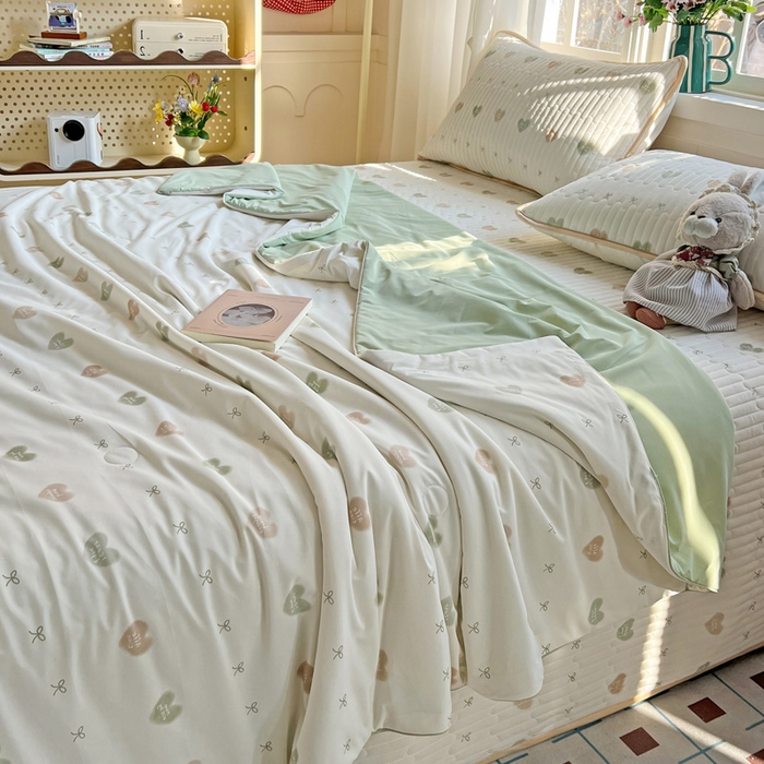 91家纺网 家纺一手货源 找家纺 卡普家居 2026新款A类锦氨凉感印花夏被 青提奶冻