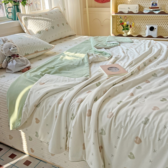 91家纺网 家纺一手货源 找家纺 卡普家居 2026新款A类锦氨凉感印花夏被 青提奶冻