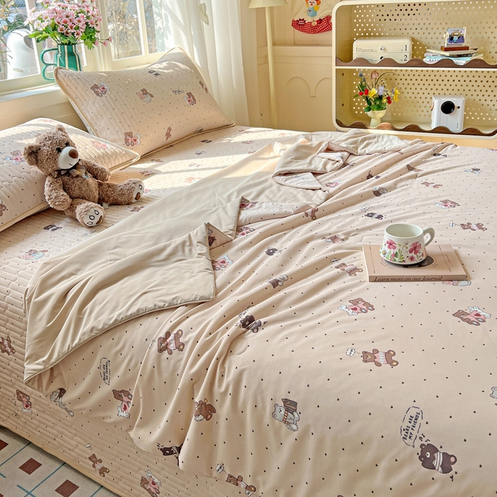 91家纺网 家纺一手货源 找家纺 卡普家居 2026新款A类锦氨凉感印花夏被 软糖小熊